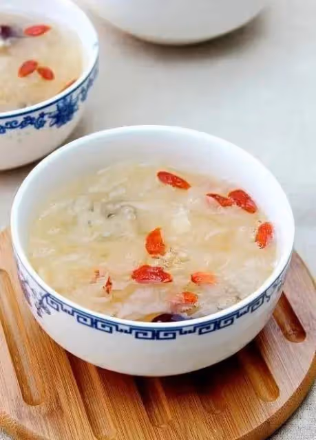 燉銀耳湯，一般人都是只加水，沒做關鍵的一步，銀耳煮不爛湯不粘