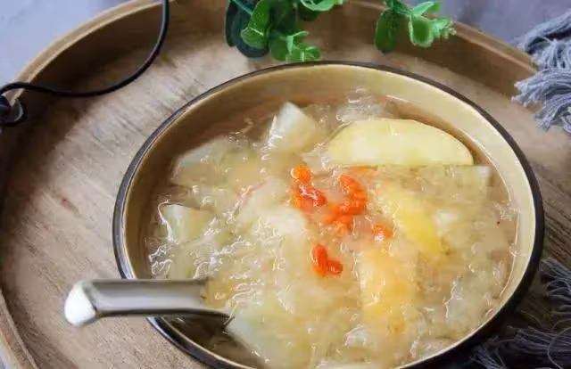 燉銀耳湯，一般人都是只加水，沒做關鍵的一步，銀耳煮不爛湯不粘