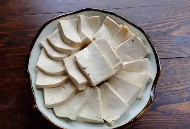 豆腐這樣吃，不炒不燉，澆點汁就是美味，太好吃了