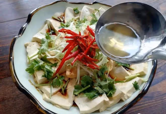 豆腐這樣吃，不炒不燉，澆點汁就是美味，太好吃了