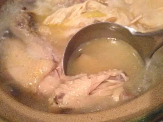 老祖宗傳下的燉雞秘方：這樣做，雞湯濃白，雞肉更鮮嫩好吃！