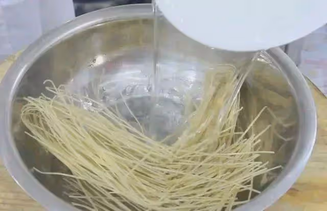 炸丸子要不要放麵粉？專業廚師教你正確做法，丸子酥脆放涼也不硬