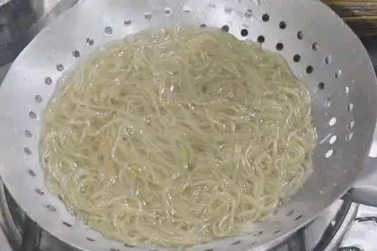 炸丸子要不要放麵粉？專業廚師教你正確做法，丸子酥脆放涼也不硬