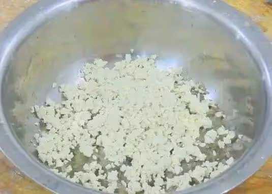 炸丸子要不要放麵粉？專業廚師教你正確做法，丸子酥脆放涼也不硬