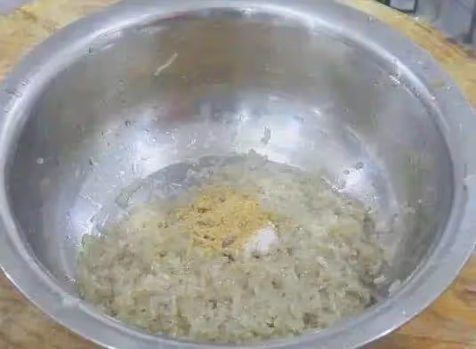 炸丸子要不要放麵粉？專業廚師教你正確做法，丸子酥脆放涼也不硬