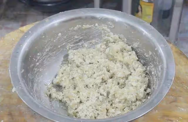炸丸子要不要放麵粉？專業廚師教你正確做法，丸子酥脆放涼也不硬