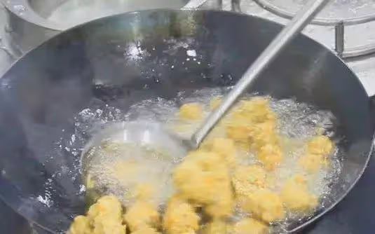 炸丸子要不要放麵粉？專業廚師教你正確做法，丸子酥脆放涼也不硬