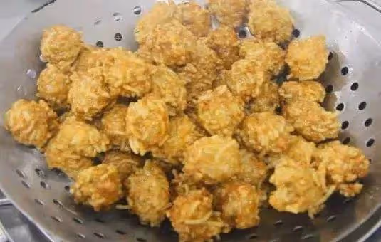 炸丸子要不要放麵粉？專業廚師教你正確做法，丸子酥脆放涼也不硬