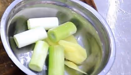 燉大骨頭湯切記不要直接燉，廚師長教你一招，湯濃無腥味，味道鮮