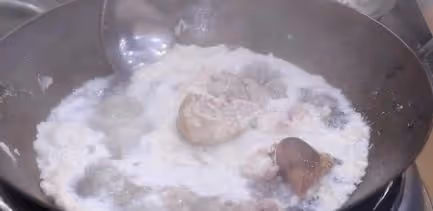燉大骨頭湯切記不要直接燉，廚師長教你一招，湯濃無腥味，味道鮮