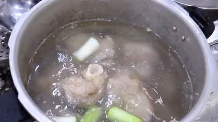 燉大骨頭湯切記不要直接燉，廚師長教你一招，湯濃無腥味，味道鮮