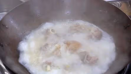 燉大骨頭湯切記不要直接燉，廚師長教你一招，湯濃無腥味，味道鮮