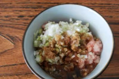拌韭菜餡時：最忌放這3味料，10個人9個放，難怪餃子不鮮也不香