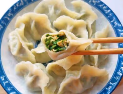 拌韭菜餡時：最忌放這3味料，10個人9個放，難怪餃子不鮮也不香