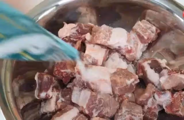 清洗排骨最乾淨的小竅門，1分鐘髒東西自己跑出來，方便又衛生