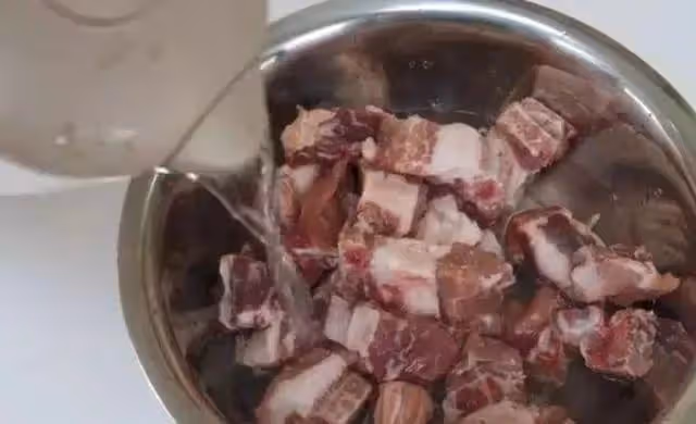 清洗排骨最乾淨的小竅門，1分鐘髒東西自己跑出來，方便又衛生
