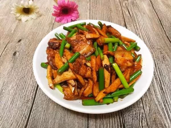 50年的廚師：做「回鍋肉」別焯水，多做這2步，保證肉不柴