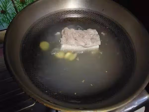 50年的廚師：做「回鍋肉」別焯水，多做這2步，保證肉不柴