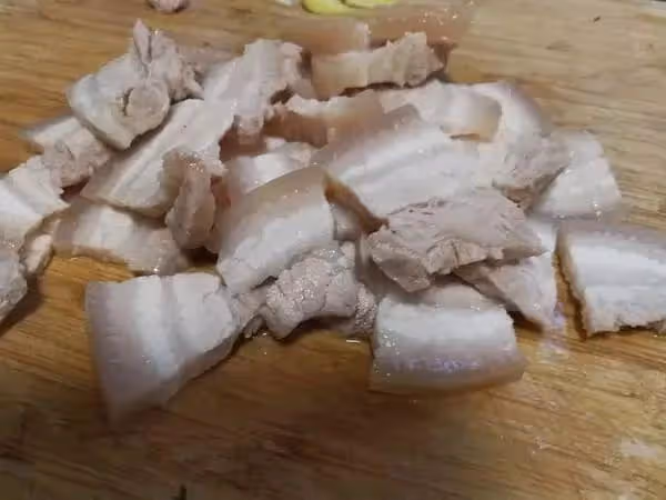 50年的廚師：做「回鍋肉」別焯水，多做這2步，保證肉不柴