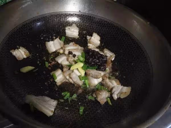 50年的廚師：做「回鍋肉」別焯水，多做這2步，保證肉不柴