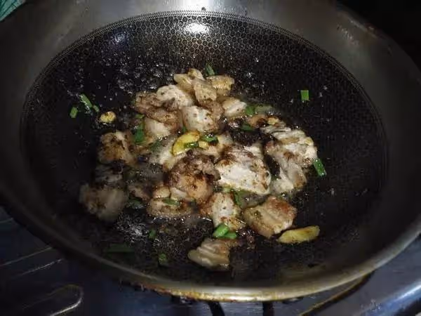 50年的廚師：做「回鍋肉」別焯水，多做這2步，保證肉不柴