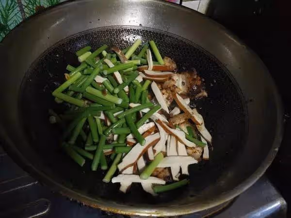 50年的廚師：做「回鍋肉」別焯水，多做這2步，保證肉不柴