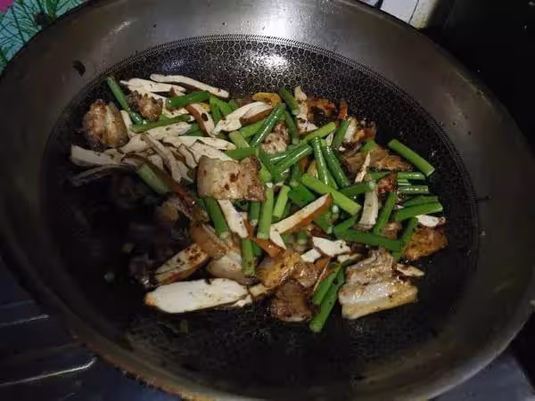 50年的廚師：做「回鍋肉」別焯水，多做這2步，保證肉不柴
