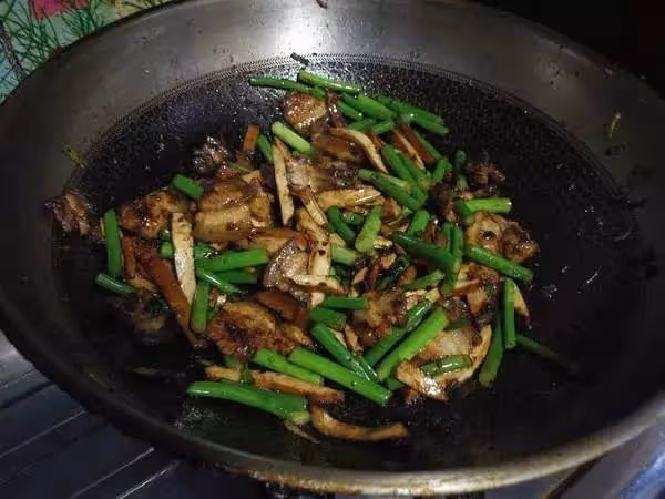 50年的廚師：做「回鍋肉」別焯水，多做這2步，保證肉不柴