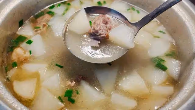 燉排骨湯要忌3樣調料，很多人會亂加，難怪湯不白不鮮，快改正