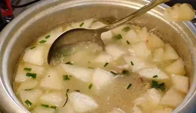 燉排骨湯要忌3樣調料，很多人會亂加，難怪湯不白不鮮，快改正