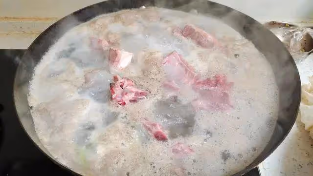 燉排骨湯要忌3樣調料，很多人會亂加，難怪湯不白不鮮，快改正