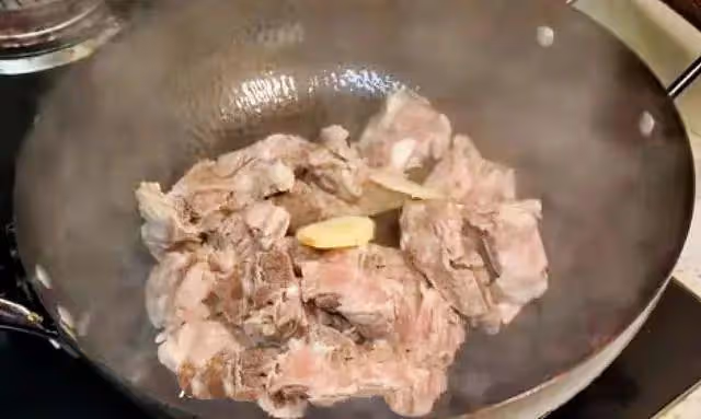 燉排骨湯要忌3樣調料，很多人會亂加，難怪湯不白不鮮，快改正