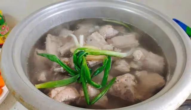 燉排骨湯要忌3樣調料，很多人會亂加，難怪湯不白不鮮，快改正
