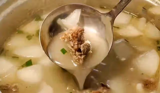 燉排骨湯要忌3樣調料，很多人會亂加，難怪湯不白不鮮，快改正