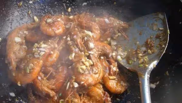 做魚香大蝦不好吃？加上這「1步」，蝦酥肉嫩，魚香味濃郁