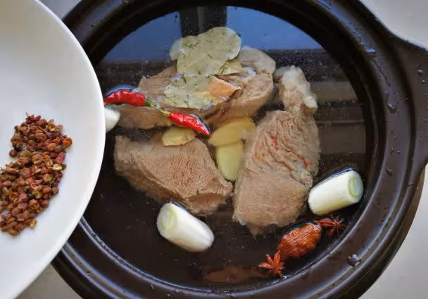 做醬牛肉，掌握好兩個技巧，牛肉出鍋後香氣撲鼻，切開不散有筋道