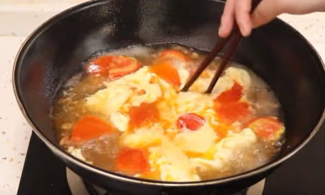 西紅柿雞蛋湯，很多人都做錯了，學會這個小竅門，蛋花漂亮又美味