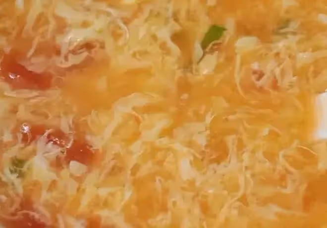 煮蛋花湯，蛋液別直接下鍋，水裡多加1料，蛋花不沉底，湯汁濃郁