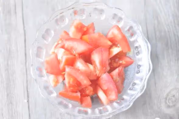 煮蛋花湯，蛋液別直接下鍋，水裡多加1料，蛋花不沉底，湯汁濃郁