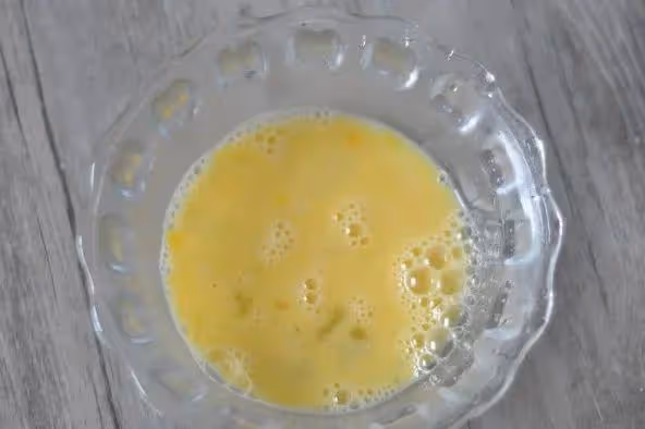 煮蛋花湯，蛋液別直接下鍋，水裡多加1料，蛋花不沉底，湯汁濃郁