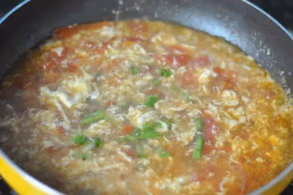 煮蛋花湯,蛋液別直接下鍋,水裡多加1料,蛋花不沉底,湯汁濃郁