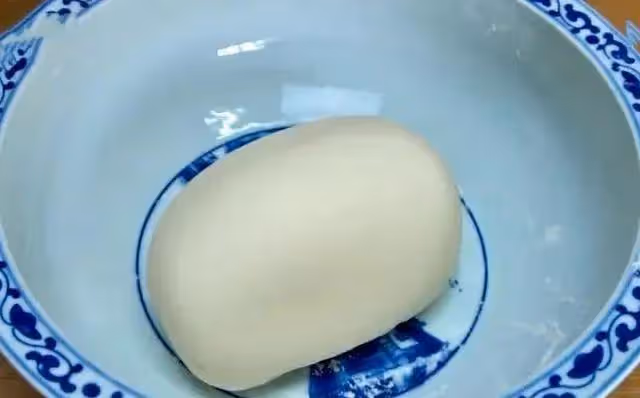 教你在家擀麵皮，做法簡單，晶瑩剔透又勁道，上桌全家愛吃