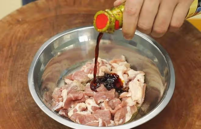 炒豬肉時，瘦肉太柴咬不動？教你一招，軟嫩如豆腐，老少都愛吃