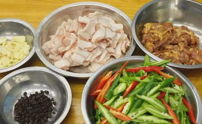 炒豬肉時，瘦肉太柴咬不動？教你一招，軟嫩如豆腐，老少都愛吃