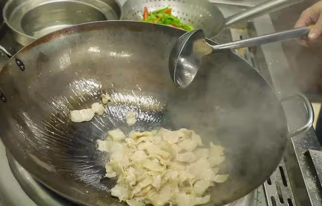 炒豬肉時,瘦肉太柴咬不動?教你一招,軟嫩如豆腐,老少都愛吃