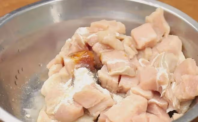 炒豬肉時,瘦肉太柴咬不動?教你一招,軟嫩如豆腐,老少都愛吃