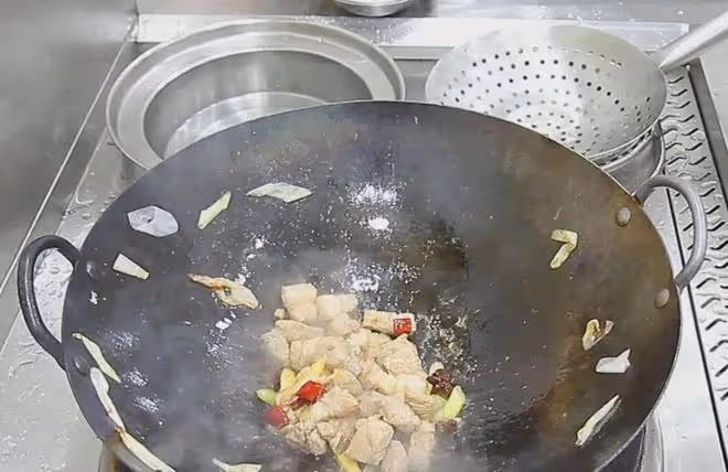 炒豬肉時,瘦肉太柴咬不動?教你一招,軟嫩如豆腐,老少都愛吃