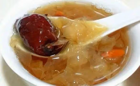 煮銀耳時，只會剪碎可不行，這2步做好，20分鐘出膠，黏稠好喝