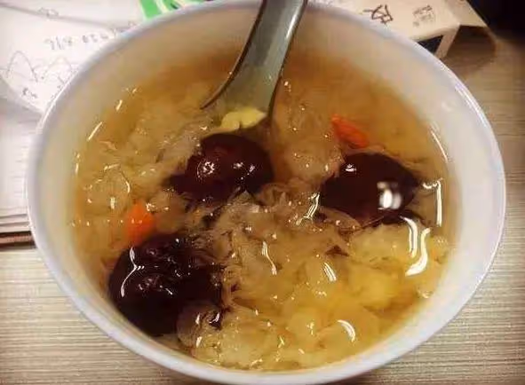 煮銀耳時，只會剪碎可不行，這2步做好，20分鐘出膠，黏稠好喝