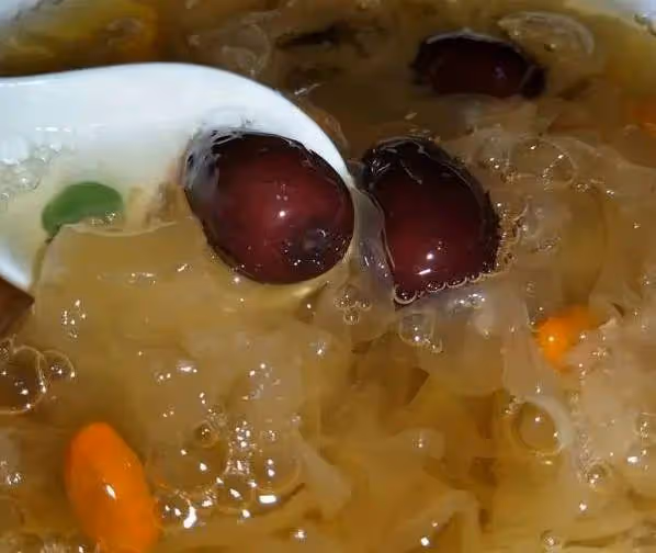 煮銀耳時，只會剪碎可不行，這2步做好，20分鐘出膠，黏稠好喝